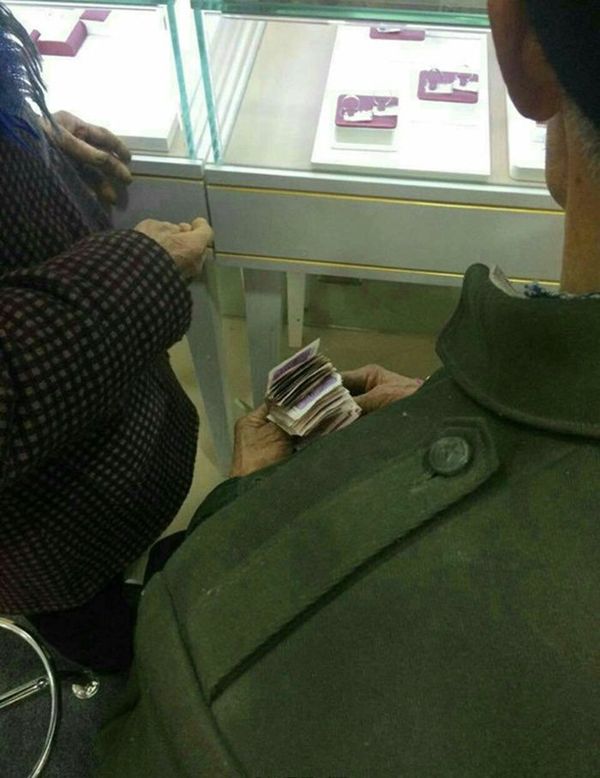 Двірник купив своїй 80-річній дружині перстень із діамантом – вам треба це побачити