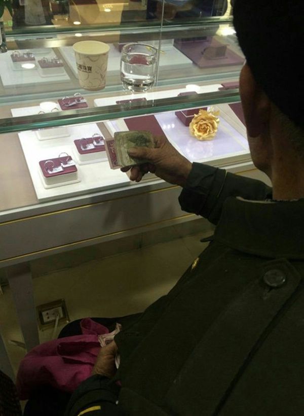 Двірник купив своїй 80-річній дружині перстень із діамантом – вам треба це побачити
