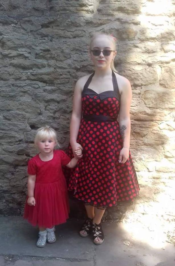 Она забеременела в 13 лет – несмотря на травлю, закончила школу и взяла дочь на свой же выпускной