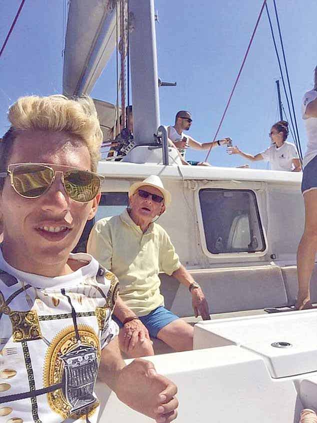 80-річний вікарій кинув все і уклав шлюб з молодим і гарячим румуном