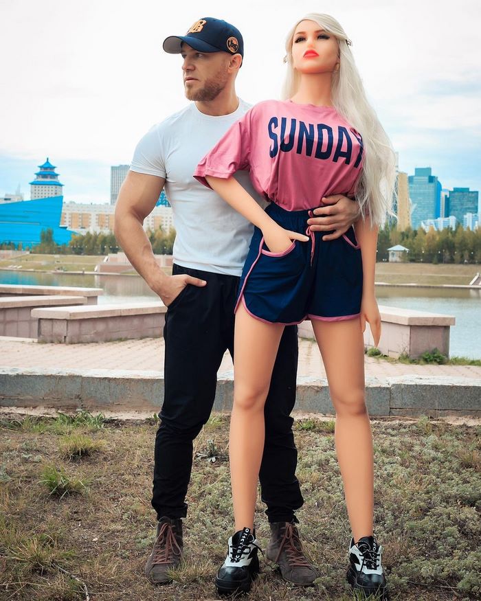 Казахський бодібілдер живе з гумовою лялькою і навіть зіграв недавно весілля