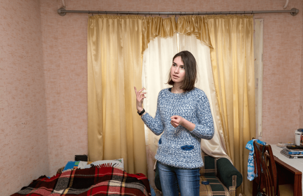 Решила снять комнату у пенсионерки, чтобы сэкономить. Ради любопытства заглянула в холодильник и ахнула