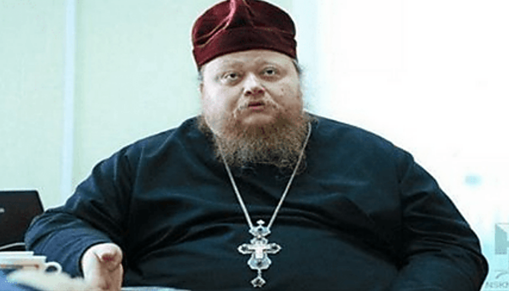 Стоїмо з дитиною (6 років) на вокзалі, чекаємо електричку – а тут батюшка сідає поруч