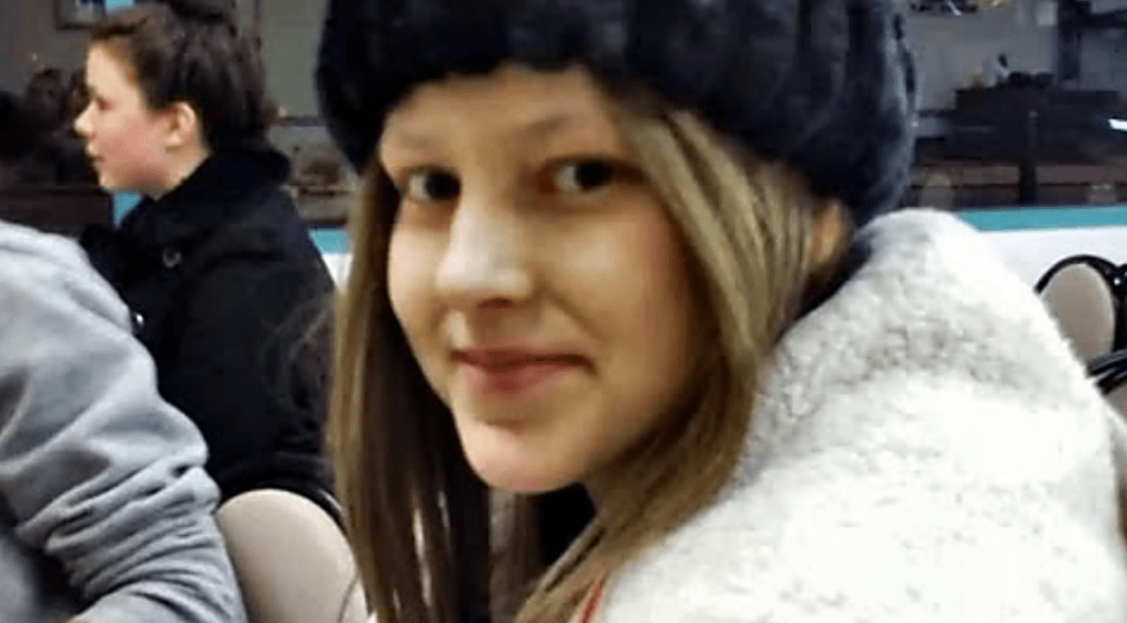 Після смерті донечки батько затіяв прибирання … Відсунувши дзеркало, чоловік не зміг стримати сліз