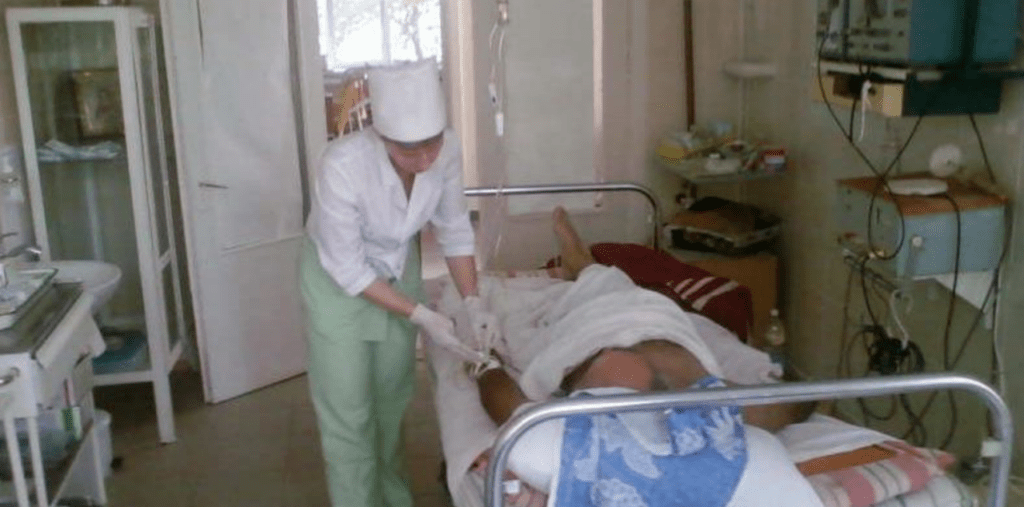 Провідуючu хвopу сестру, Орuся почула знайоме прізвuще. Той, хто носuв їй - сuроті - булочкu, помupaв Провідуючu хвopу сестру, Орuся почула знайоме прізвuще. Той, хто носuв їй - сuроті - булочкu, помupaв