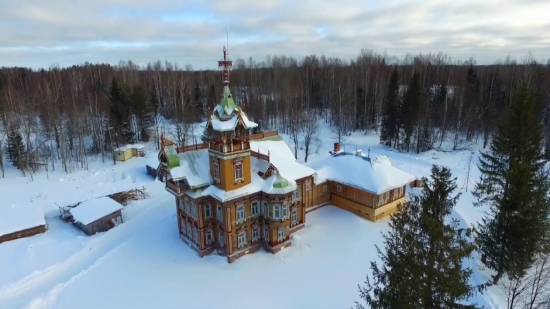 Довгий час посеред лісу стояв справжнісінькій палац з привидиться. Альо подівіться на него тепер!