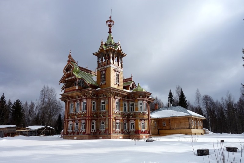 Довгий час посеред лісу стояв справжнісінькій палац з привидиться. Альо подівіться на него тепер!