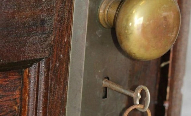 Жінка зачин двері своєї квартири в Паріжі в 1939 году и Зниклий. Через 70 років Родичі увійшлі всередину