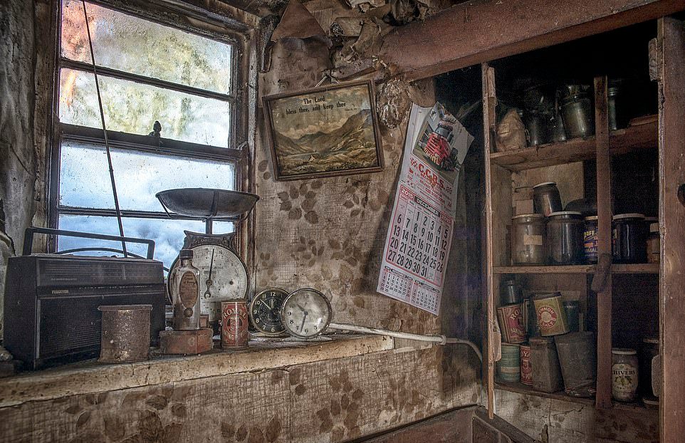 Будинок тримали закритим 100 років. Жінці пощастило і вона першою увійшла з камерою всередину