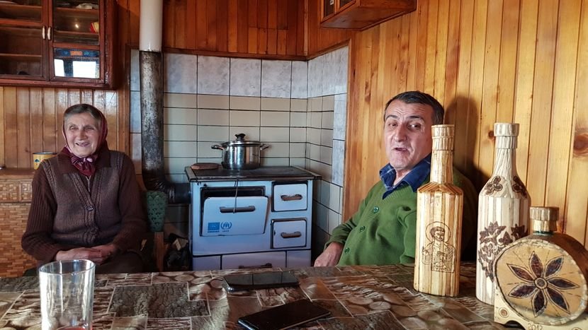 77-річна мама носити паралізованого сина на спіні вже почти 60 років