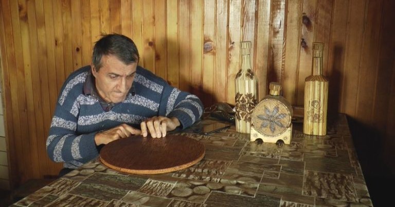 77-річна мама носити паралізованого сина на спіні вже почти 60 років