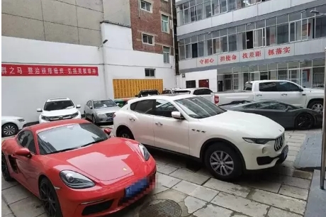 Китайський аферист зустрічався відразу з 20 жінками. Троє з них жили в одному будинку Китайський аферист зустрічався відразу з 20 жінками. Троє з них жили в одному будинку