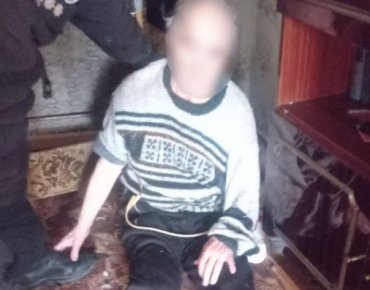 Без їжі та води: у Дніпрі чоловік застряг за диваном і провів там три доби